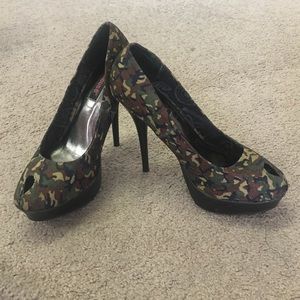 Ladies camouflage style peep toe pumps. Size 8
